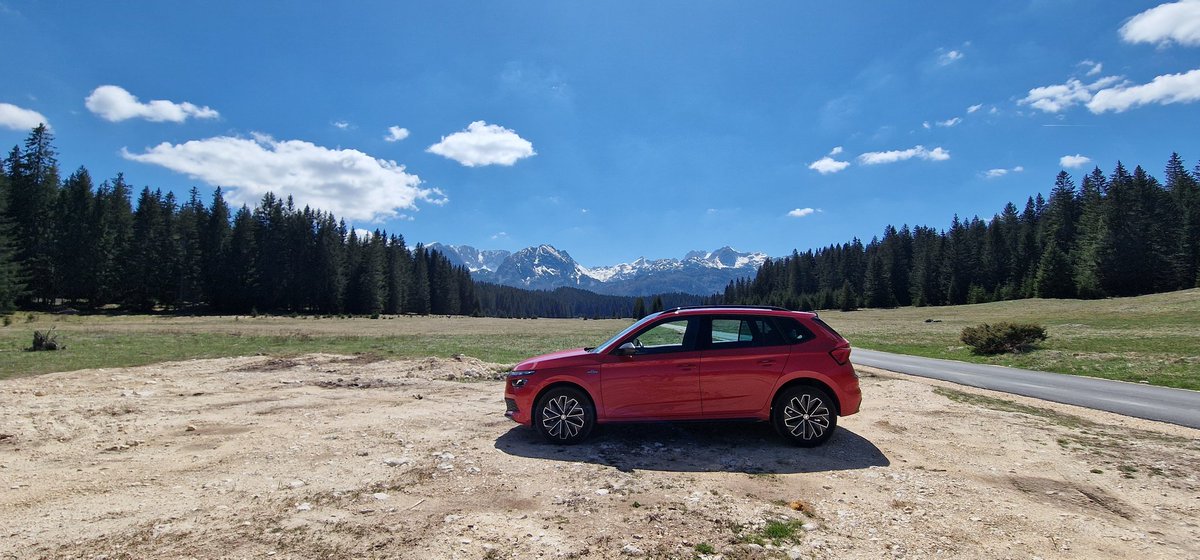 У меня есть аналогичное фото с моей машинкой на Алтае. Тут не моя машинка, и, собственно, не Алтай, но балканский трип удался. Обожаю ездить на машине по горам 🥳