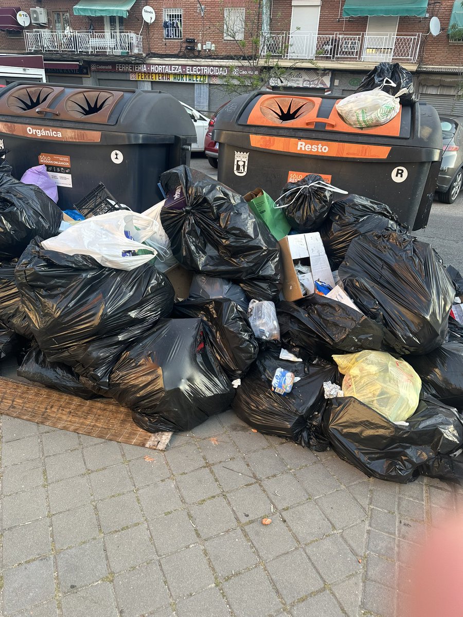 sikiliki's tweet photo. @Lineamadrid la huelga de basura ha terminado pero el @MADRID no cumple con el servicio que pagamos los ciudadanos con los impuestos. Calle Mar Caspio 10 en Hortaleza https://t.co/NDFmUS061T