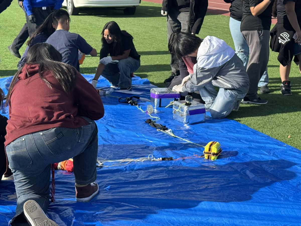 ClarkCountySch's tweet image. Setting their sights on new heights! Students at Durango High School launched a high-altitude balloon equipped with satellite simulators, known as “can-sats.” The project is part of a partnership with @aldrinfamilyfdn and will collect data on parts of the electromagnetic spectrum…