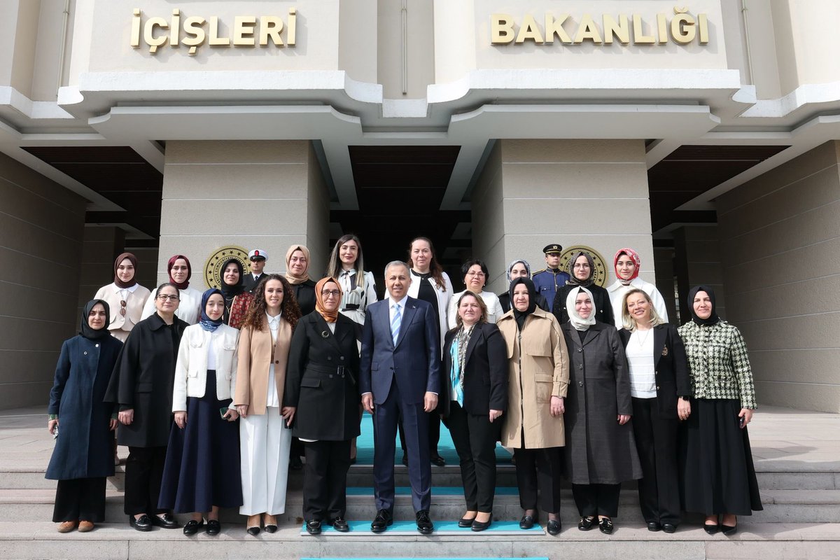 salihademirer's tweet photo. İçişleri Bakanımız Sayın @AliYerlikaya’yı Yürütme Kurulumuzla birlikte ziyaret ettik.

Güvenlik alanında yürütülen çalışmaları, milletimizin huzur ve güvenliği için atılan adımları dinleme fırsatı bulduk.

Kadınların özellikle aile, toplum ve gençler üzerindeki koruyucu rolünü bu süreçlerde daha da etkin kılmak adına görüş alışverişinde bulunduk.

Nazik ev sahipliği ve yapıcı değerlendirmeleri için Sayın Bakanımıza teşekkür ediyoruz.
