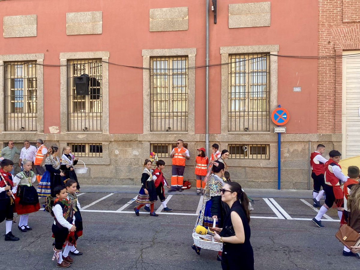 MariaJoLara's tweet photo. Hoy es mi último día en @La_SER @sertalavera y así quiero despedirme, con el quantum y el micro en medio de una calle. Así me enseñaron la radio, el periodismo y la vida, y así quiero continuar siempre. https://t.co/Uji1r8PNMo