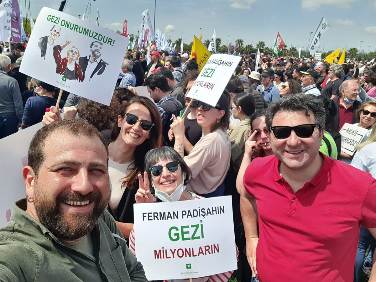 idil akyol (@idilakyol) on Twitter photo Aldığı her görevde “iyi ki Gürkan orada” diyebildiğim nadide meslektaşlarımdan biridir <a href="/akgungurkan/">Gürkan Akgün</a> ! Bu fotoğrafımız ise başka bir 1 Mayıs’tan… Mesleğimizi, Gezi’yi ve <a href="/tayfun_kahraman/">Dr. Tayfun Kahraman</a>’ı savunmak için buluştuğumuz 💜 İyi ki doğmuş! #DoğumGünü1Mayıs Aldığı her görevde “iyi ki Gürkan orada” diyebildiğim nadide meslektaşlarımdan biridir <a href="/akgungurkan/">Gürkan Akgün</a> ! Bu fotoğrafımız ise başka bir 1 Mayıs’tan… Mesleğimizi, Gezi’yi ve <a href="/tayfun_kahraman/">Dr. Tayfun Kahraman</a>’ı savunmak için buluştuğumuz 💜 İyi ki doğmuş! #DoğumGünü1Mayıs