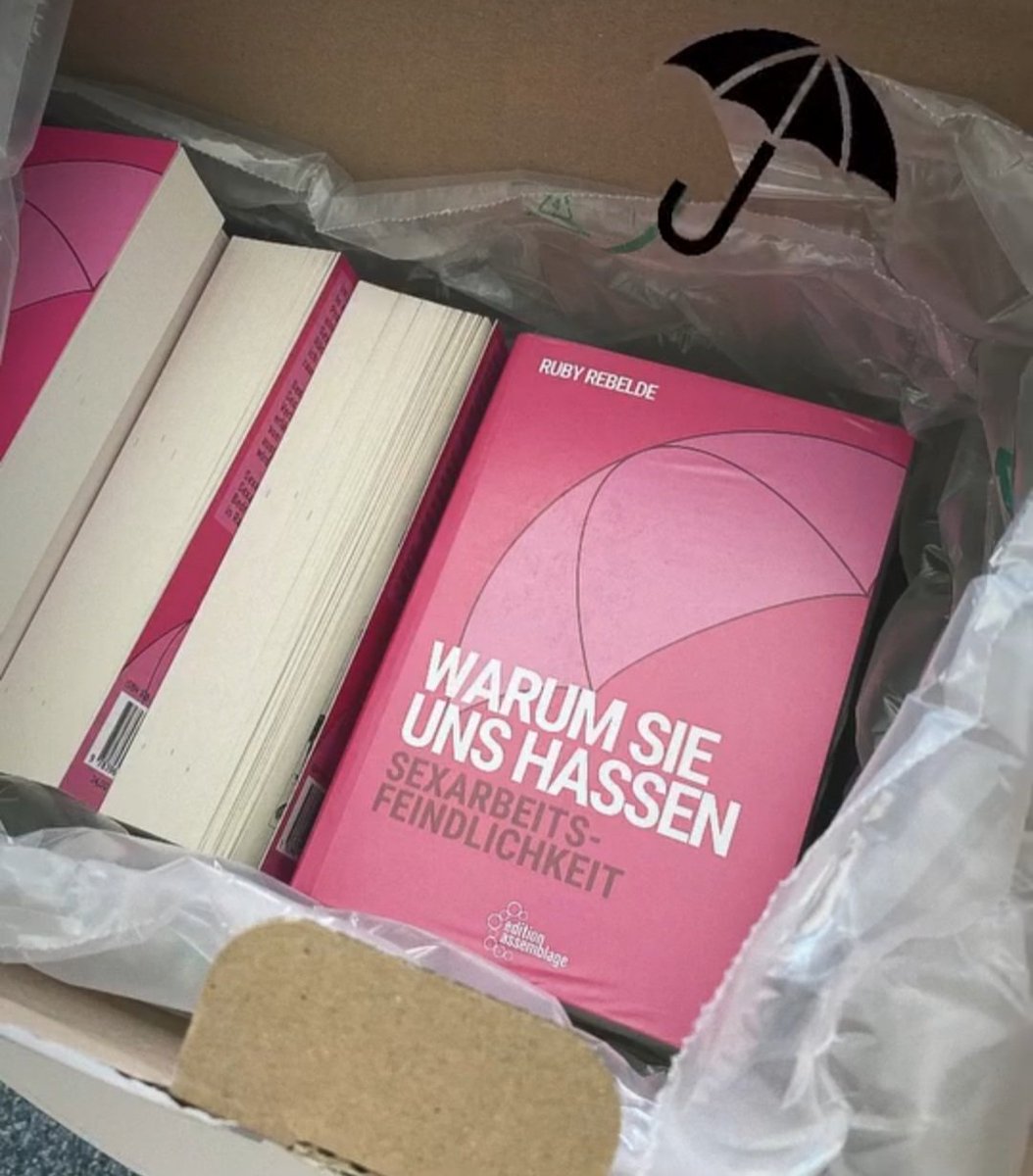 RubyRebeldeA's tweet image. Woanders kommen gerade die ersten Exemplare von "Warum sie uns hassen - Sexarbeitsfeindlichkeit" an.
Herzklopfen, Rauschen im Ohr.
edition-assemblage.de/buecher/warum-…