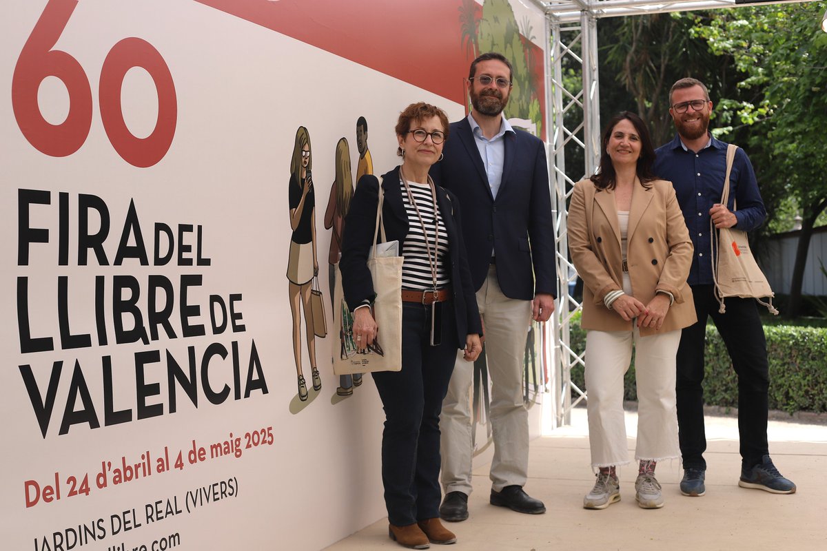 ¡VIU presente en la <a href="/firallibrevlc/">Fira del Llibre de València</a>!
📚Nuestras Facultades de Artes, Humanidades y Comunicación y Ciencias de la #Educación han visitado los stands de nuestros partners y han dado a conocer nuestra oferta formativa entre el público. ¡Un día de conexión literaria y educativa!