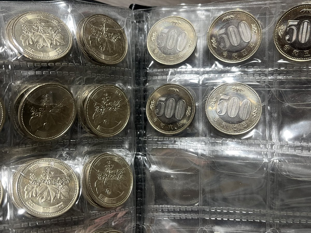 令和７年の500円硬貨が来ました。
これで500円硬貨が発行された昭和57年から４４年・４７枚全ての年の５００円硬貨が揃いました。
※同じ年に2種類の硬貨が発行された年が3回あります。
※記念硬貨ではなく、通常の硬貨です。
日本中探してもそんなにいないと思うのでやり続けます。
＃500円硬貨