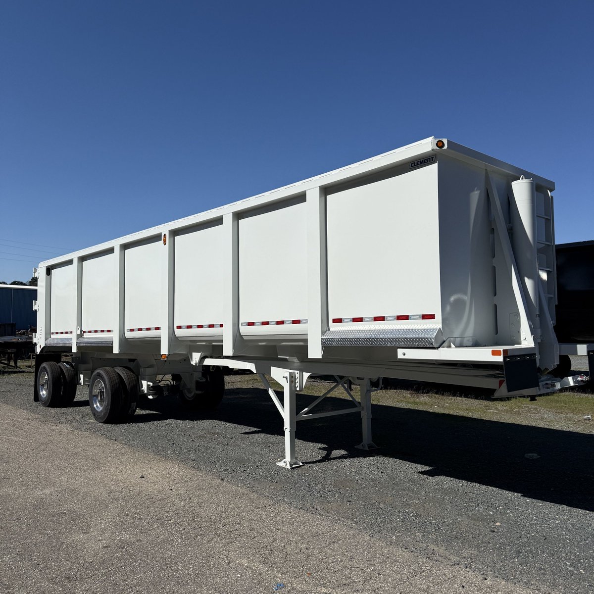 ClementTrailers's tweet photo. Built to serve the folks who keep the scrap industry moving!🚛💪

#Clement75 #Clement #Scrap #Trailer https://t.co/DE1s9wtVME