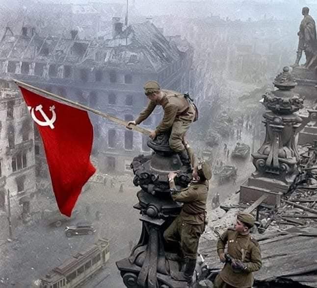 #30Abril de 1945 soldados del Ejército Rojo colocan en el Reichstag en Berlín la bandera  de la Unión Soviética , roja , con la hoz y el martillo, los símbolos de las clases trabajadoras del mundo derrotaban al Nazifascismo .