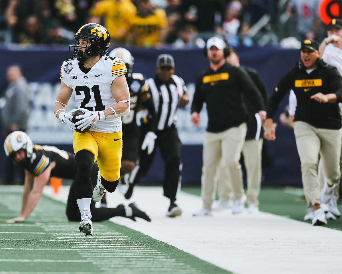 Kaden Wetjen was the recipient of The 2024 Jet Award which is presented to the top returner in college football.  

Wetjen was the only player in the nation to have a punt and kickoff return for a touchdown.

#Hawkeyes