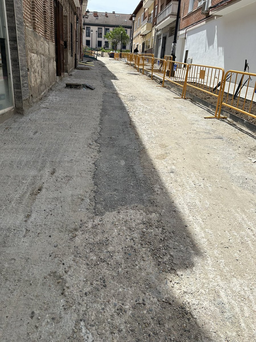 sikiliki's tweet photo. @Lineamadrid @canalisabel2 @MADRID Esta calle lleva así 3 meses y no trabajan en ella desde hace 2, si lo hacen en algunas próximas. La empresa que hace el trabajo es @CoarsaSA. Incompetencia total. Calle Mar Cantábrico en Hortaleza https://t.co/YoyCm09rGB