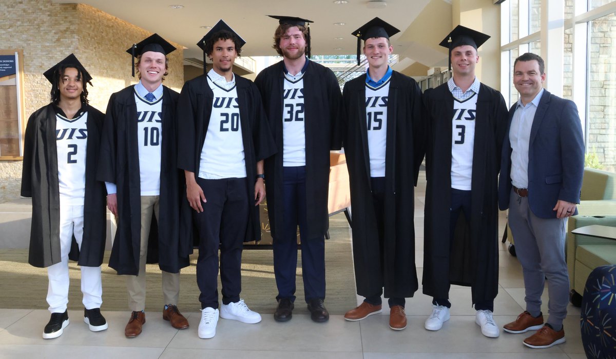 Congratulations to our @UIShoops graduates today! 🏀📚🎓