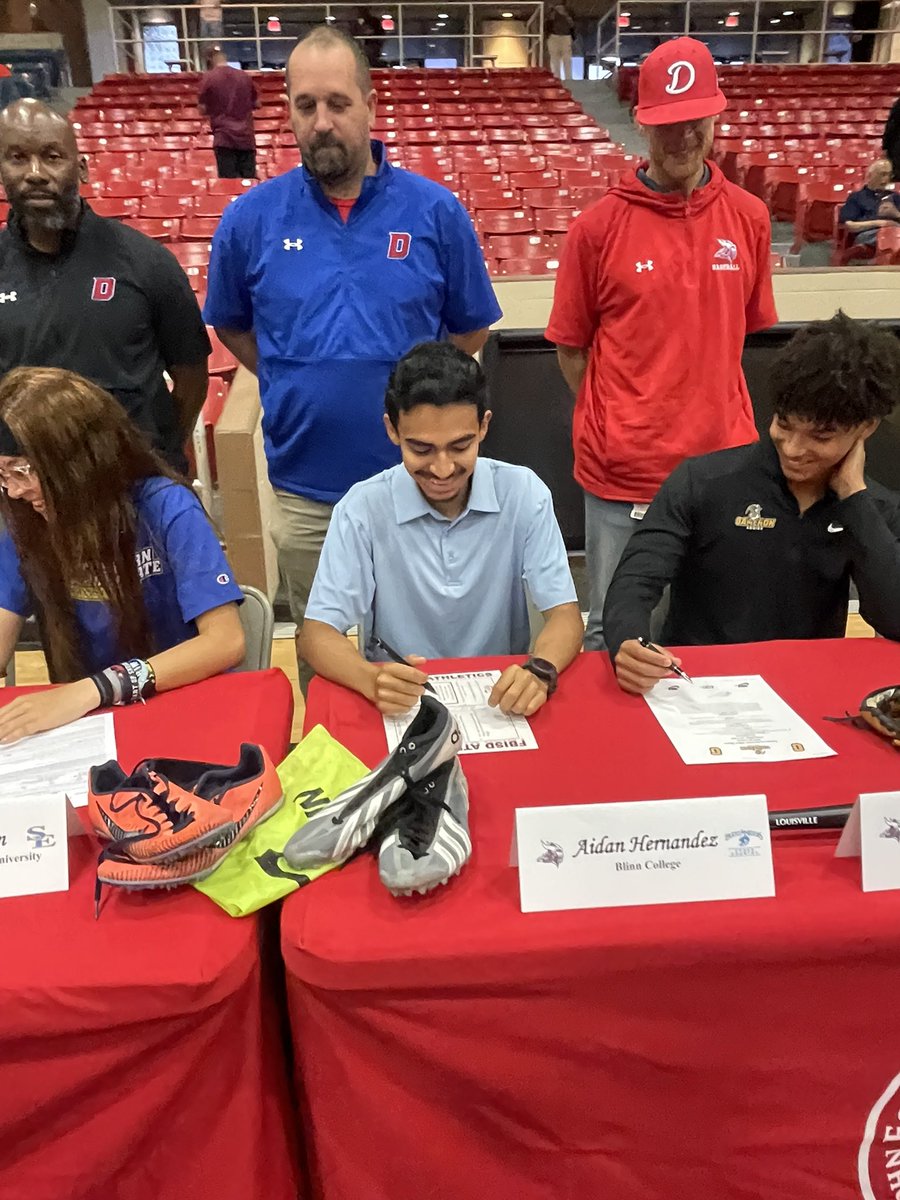 Dulles Track tweet media