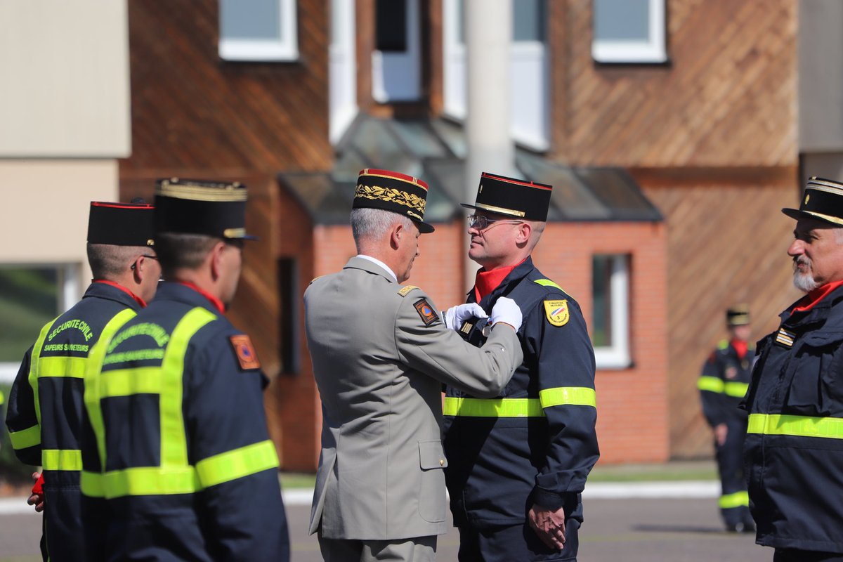 🫡 Le 30 avril 2025, le 1er RIISC a présenté au drapeau le contingent de février en présence du général Pierre de Villeneuve.

👨‍🚒 Entrée solennelle des jeunes sapeurs-sauveteurs.

🎖️ Médailles décernées pour actes de courage.

#Engagement #SécuritéCivile