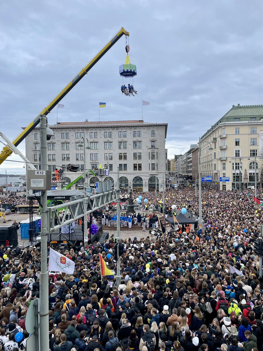 Ilo juhlia yhdessä kevättä tutussa paikassa Havis Amandan luona. Kiitos helsinkiläiset, kun tulitte juhlistamaan vappuaattoa Havis Amandan aukiolle. Kiitos Hankenin opiskelijat hienoista juhlista! 
#vappu #Helsinki #havisamanda