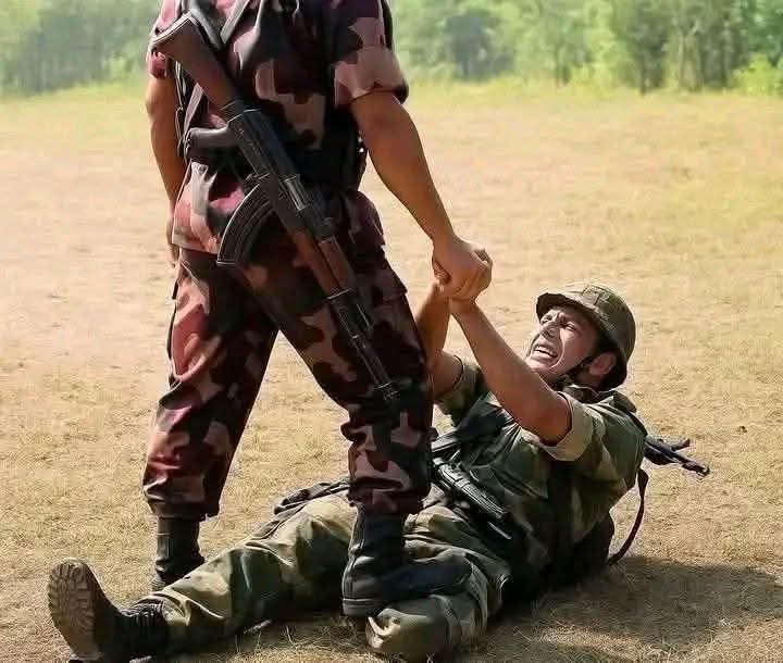 Ariful_islam95's tweet photo. When Indian border guard (BSF) forgets It's not Bollywood movie and Sheikh Hasina is no longer Bangladeshi Prime Minister. 😜😆
(Recent picture @ Bangladesh border) https://t.co/pSAjXifeva