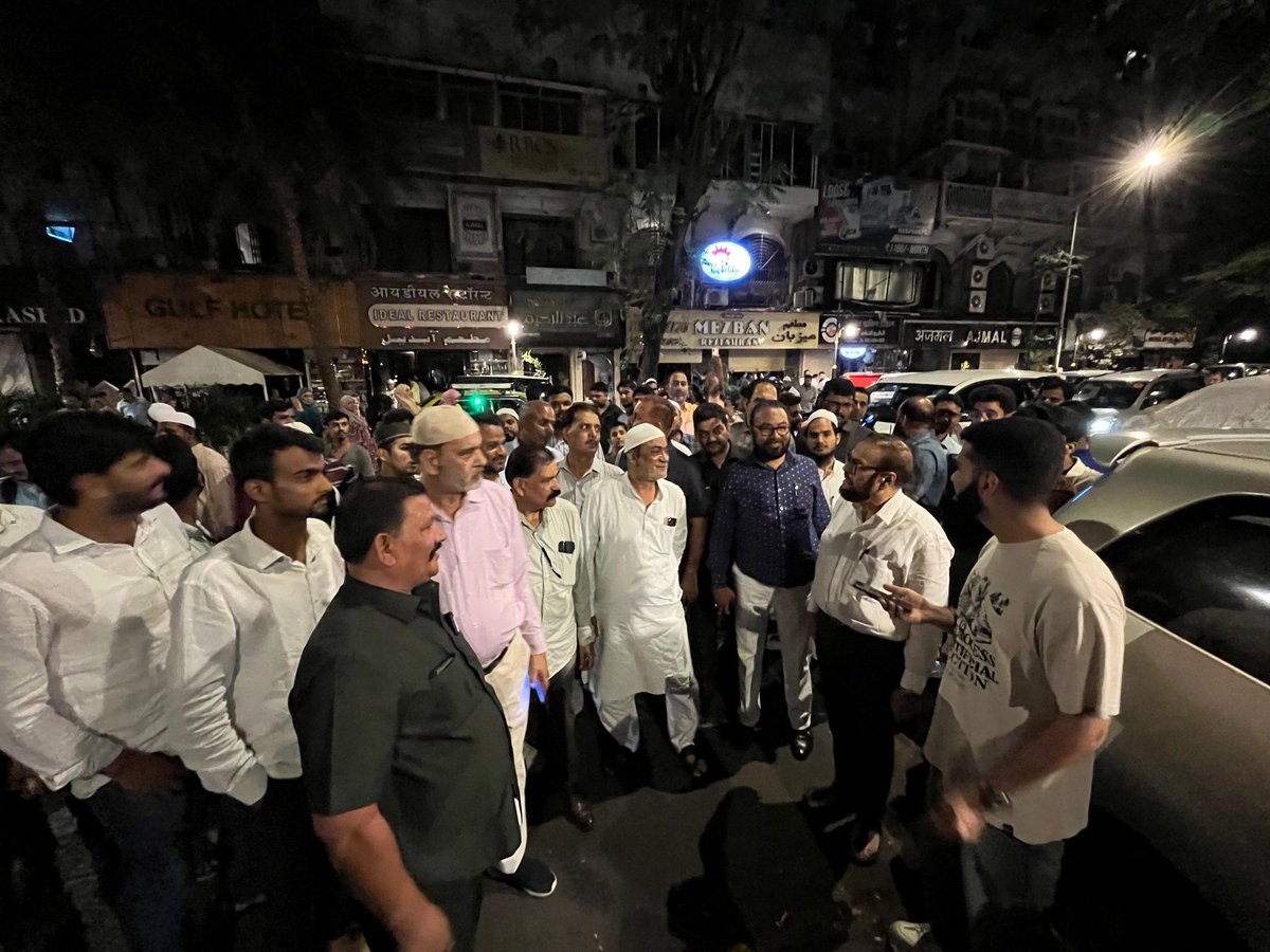 abuasimazmi's tweet image. A massive show of solidarity as Colaba goes dark in support of the peaceful protest.

Mumbai stands firm against the unlawful Waqf Amendment Bill.

#WaqfAmendmentBill #LightsOff #Colaba #Mumbai #BattiGul #WaqfBill #BattiGulProtest