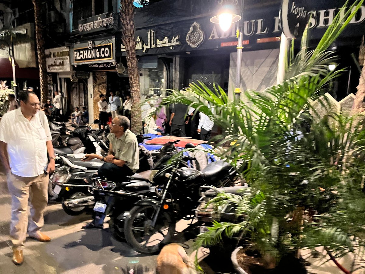 abuasimazmi's tweet image. A massive show of solidarity as Colaba goes dark in support of the peaceful protest.

Mumbai stands firm against the unlawful Waqf Amendment Bill.

#WaqfAmendmentBill #LightsOff #Colaba #Mumbai #BattiGul #WaqfBill #BattiGulProtest