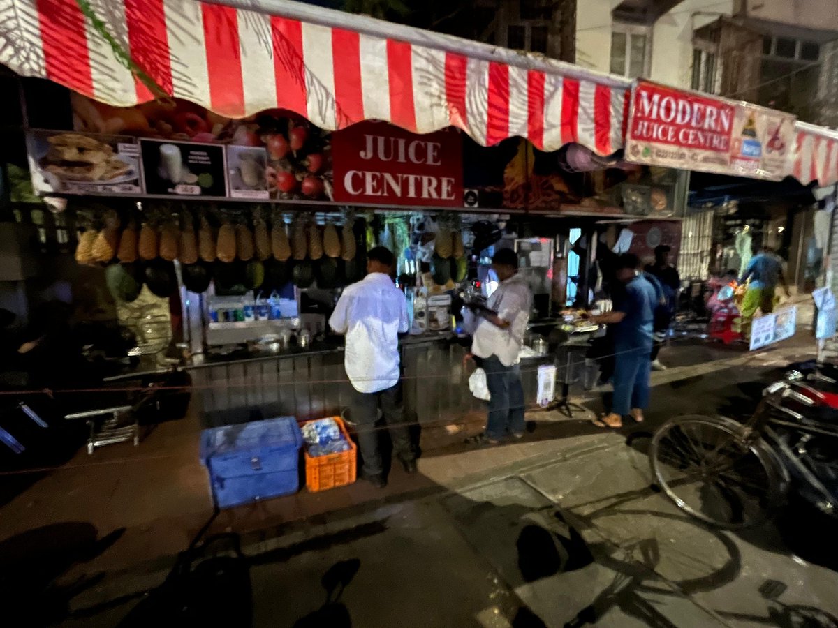 abuasimazmi's tweet image. A massive show of solidarity as Colaba goes dark in support of the peaceful protest.

Mumbai stands firm against the unlawful Waqf Amendment Bill.

#WaqfAmendmentBill #LightsOff #Colaba #Mumbai #BattiGul #WaqfBill #BattiGulProtest
