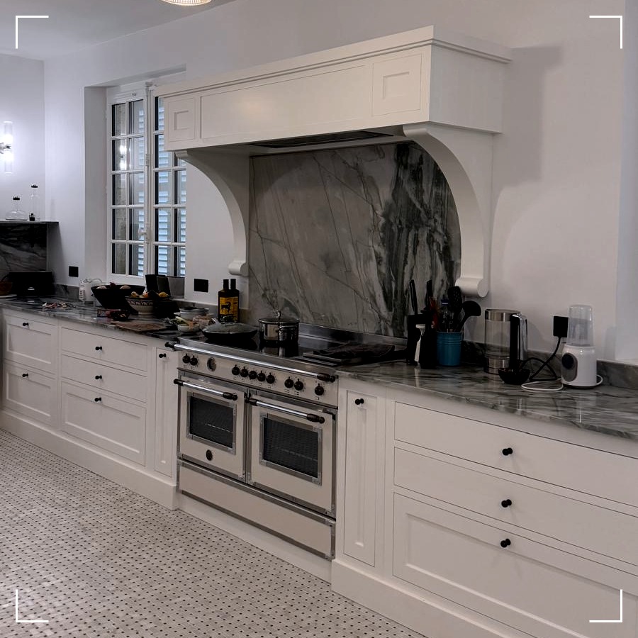 Renoofficiel's tweet photo. Hello l'équipe, 

On espère que tout roule pour vous en ce début de semaine ! 
On vous présente ce avant/après de la rénovation d'une cuisine sur laquelle nos menuisiers et marbriers ont tout donné pour satisfaire nos attentes et celles de nos clients.
Pari réussi, non ? https://t.co/ihXuhrDQCK