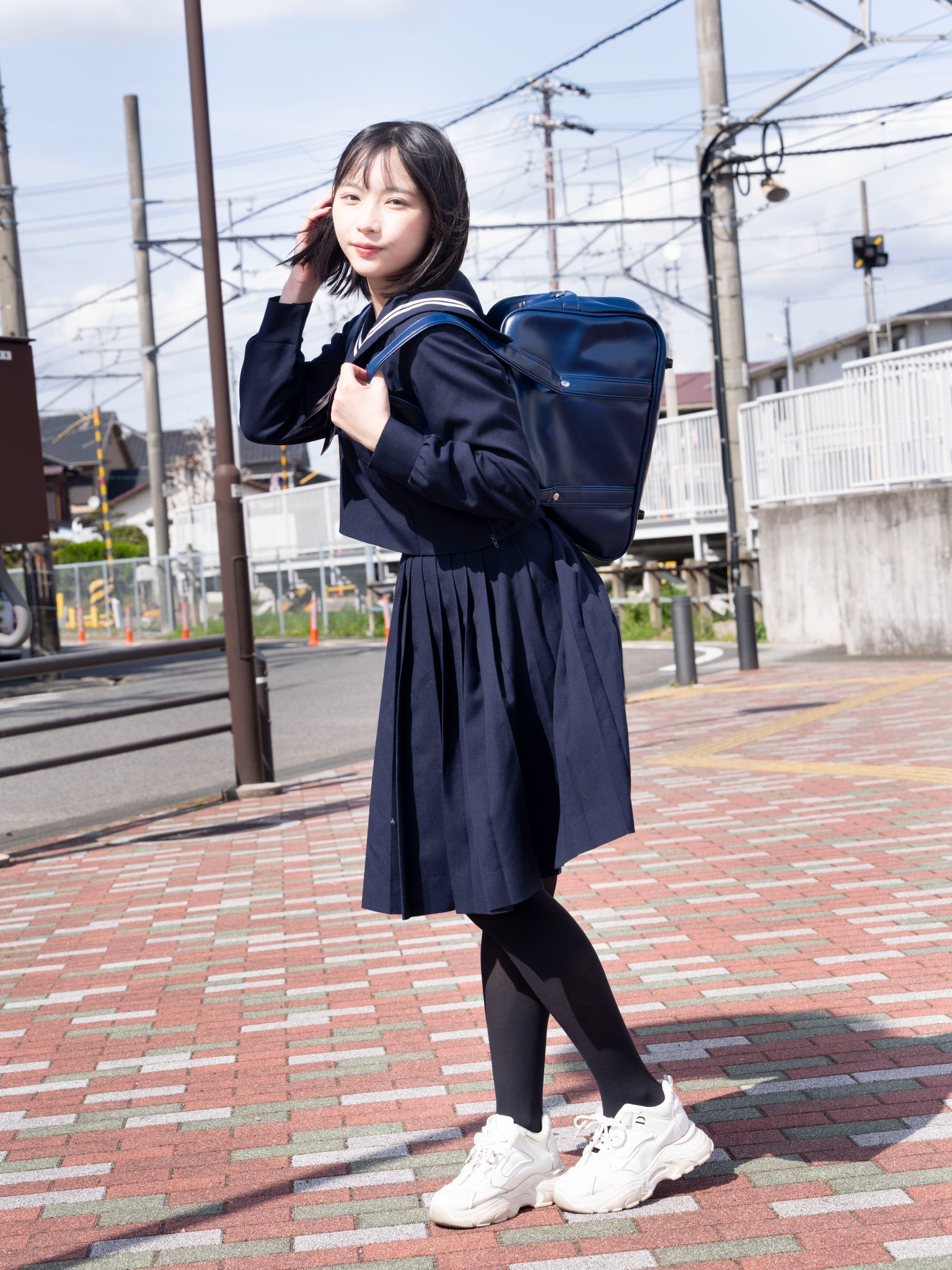 ソリュンのサイン入りポラロイド写真 黒制服 NMIXX ジウ サイン入りポラロイド写真 黒色ドレス - メルカリ