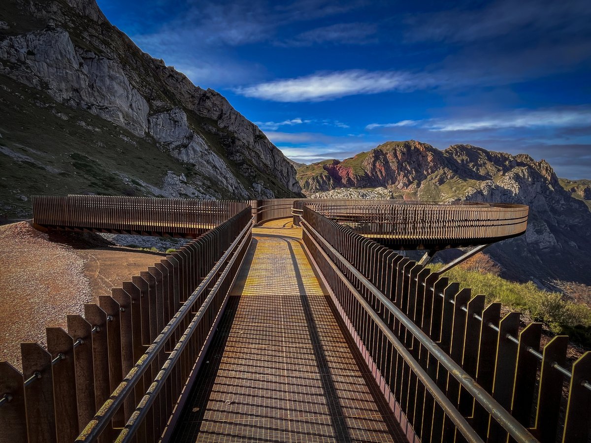 La estructura flota sobre el terreno gracias a una pirámide invertida de cuatro pilares que minimizan el impacto ambiental, integrándose con sensibilidad en un entorno natural de difícil acceso. ow.ly/wfzV50VJZxL