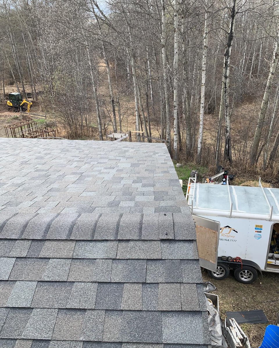 jjsroofingab's tweet photo. Just finished a 2-layer tear-off on this shop 💪
We installed new sheathing to the eaves and fixed the lack of overhang from the last install 😅
Topped it off with Owens Corning Duration – Williamsburg Grey!
📞 780-968-7777
#JJsRoofing #RoofLife #SupportLoca https://t.co/SdiN4cR6Gn