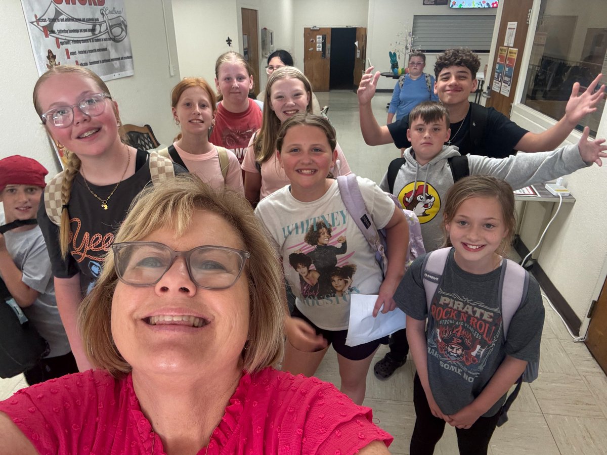 😊🚗 Happy Town vibes at dismissal! Our little Pirates ended the day with big smiles and even bigger energy! 🧡🖤
#HappyTown #PiratePride #DismissalJoy #PetroliaElementary