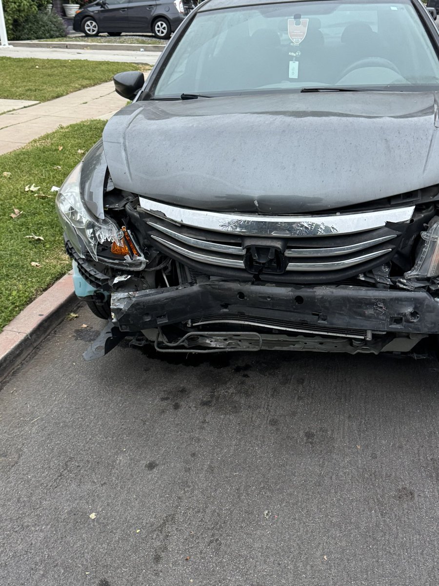 _jydawn's tweet image. Unfortunate news. I got brake-checked last night and the entire front of my car is caved in. And the coolant is now leaking everywhere.

So I’m opening Emergency Commissions for SpiderSonas. I can take on ten for now. Eighty each, full color.