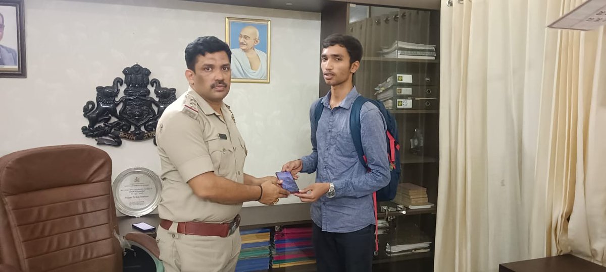 ಬಜಪೆ ಠಾಣಾ ವ್ಯಾಪ್ತಿಯಲ್ಲಿ ಕಳೆದು ಹೋದ ಮೊಬೈಲ್ ಫೋನ್ ಅನ್ನು CEIR PORTAL ಮುಖಾಂತರ  ಪತ್ತೆ ಮಾಡಿ ಈ ದಿನ  ದಿನಾಂಕ 30/04/2025 ರಂದು ಠಾಣಾ ನೀರಿಕ್ಷಕರು ವಾರಸುದಾರರಿಗೆ ನೀಡಿರುತ್ತಾರೆ