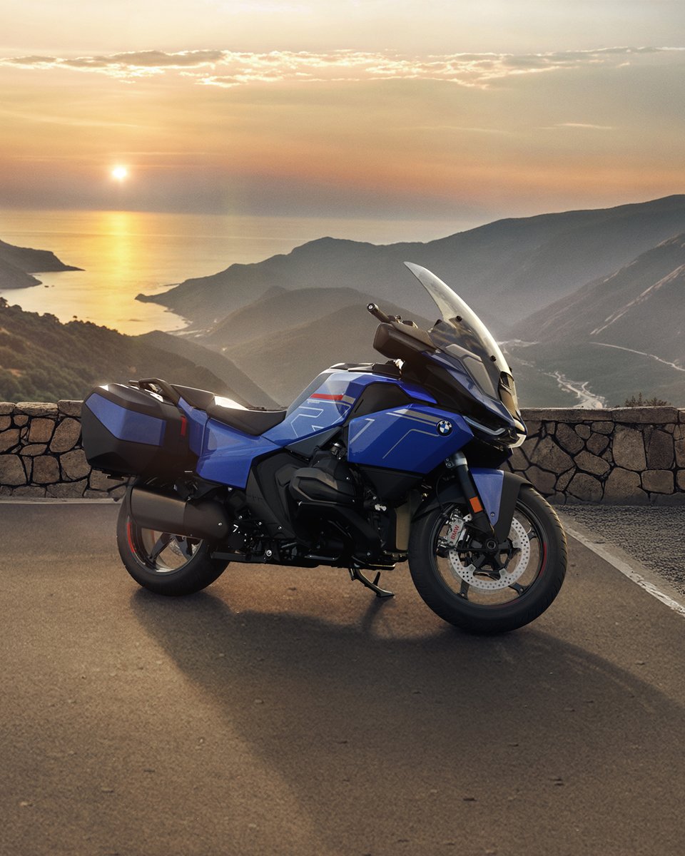Explore new roads with dynamic force.

Learn more:brnw.ch/21wSk7q

#MakeLifeARide #R1300RT #BMWMotorrad
__
Images use CGI.