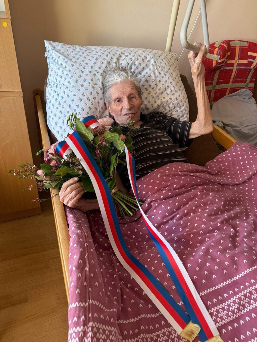 Včera oslavil své neuvěřitelné 102.narozeniny Břetislav Kříček poslední žijící člen slavné skautské odbojové organizace„Zpravodajská brigáda“ Dnes žije v Domově Vlčí mák kde mu prap.Rosická,kontaktní pracovnice naší péče popřála k jeho významnému jubileu🎂
Děkujeme za Vaši službu