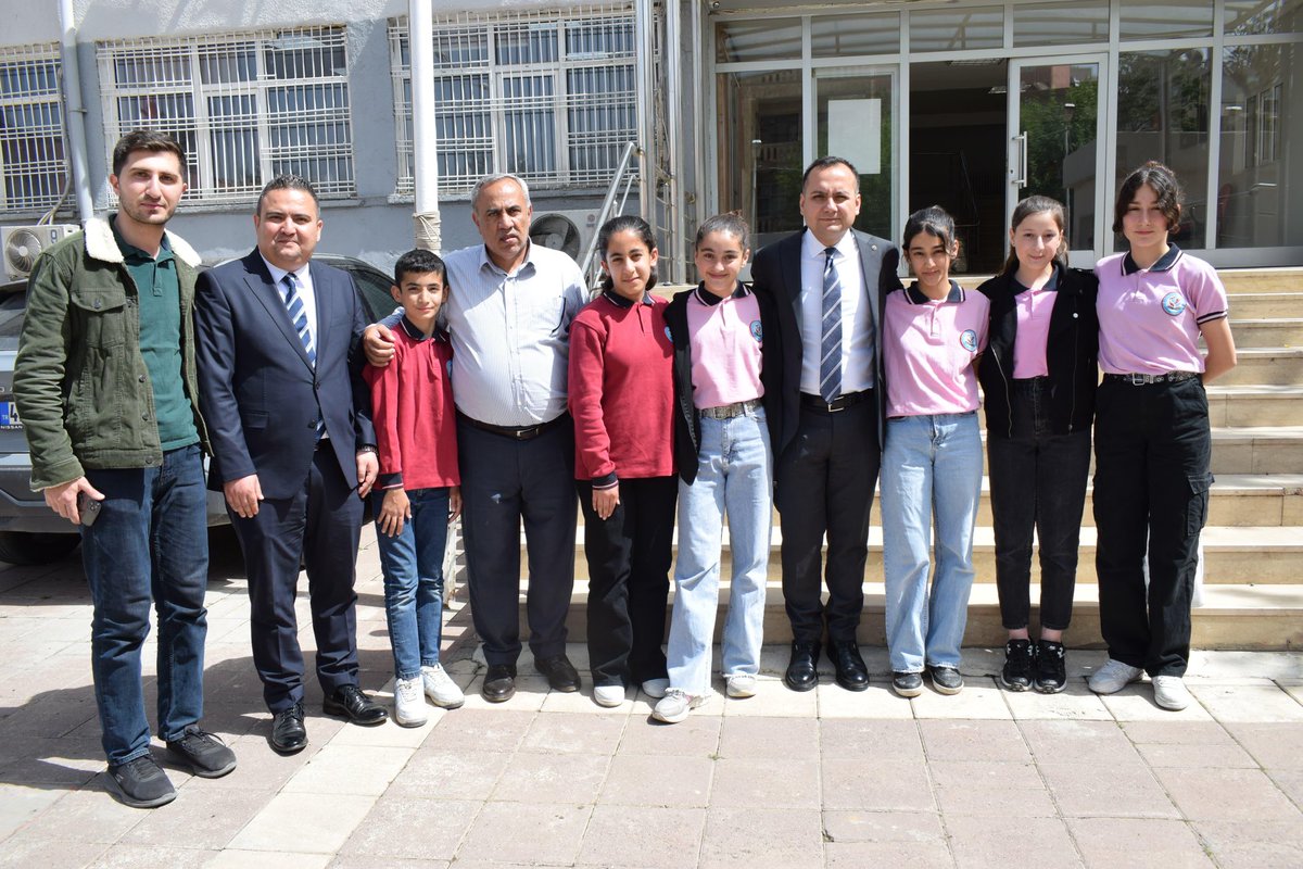 omerli_Kaymakam's tweet photo. Kaymakamımız Furkan Çakır, Gazi Yatılı Bölge Ortaokulu öğrencileriyle bir araya gelerek onlarla birlikte öğle yemeği yedi. Geleceğimizin teminatı olan çocuklarımızla yakından ilgilenen Kaymakamımız, onların hayallerini ve düşüncelerini dinledi. Bu anlamlı buluşmanın ardından çeşitli kurumları ziyaret ederek öğrencilerin merak ettikleri soruları, kurum yöneticileriyle birlikte yanıtladı ve bilgi paylaşımında bulundu.