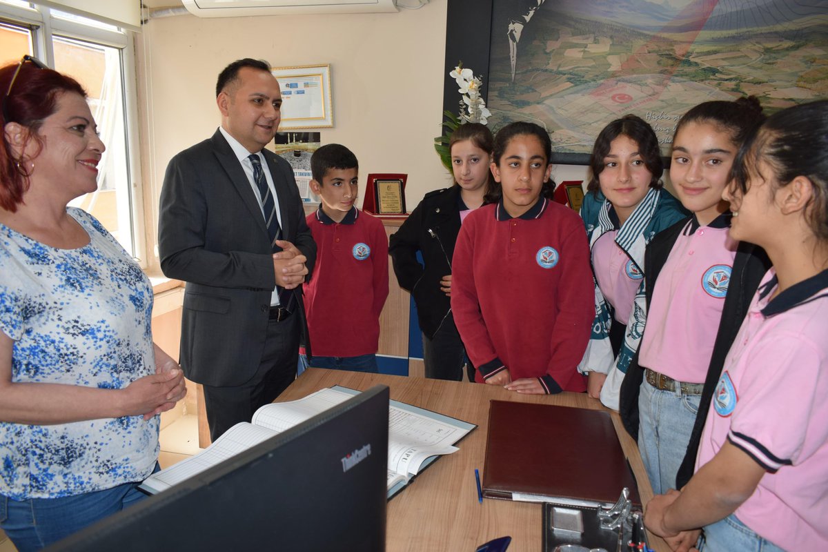 omerli_Kaymakam's tweet photo. Kaymakamımız Furkan Çakır, Gazi Yatılı Bölge Ortaokulu öğrencileriyle bir araya gelerek onlarla birlikte öğle yemeği yedi. Geleceğimizin teminatı olan çocuklarımızla yakından ilgilenen Kaymakamımız, onların hayallerini ve düşüncelerini dinledi. Bu anlamlı buluşmanın ardından çeşitli kurumları ziyaret ederek öğrencilerin merak ettikleri soruları, kurum yöneticileriyle birlikte yanıtladı ve bilgi paylaşımında bulundu.