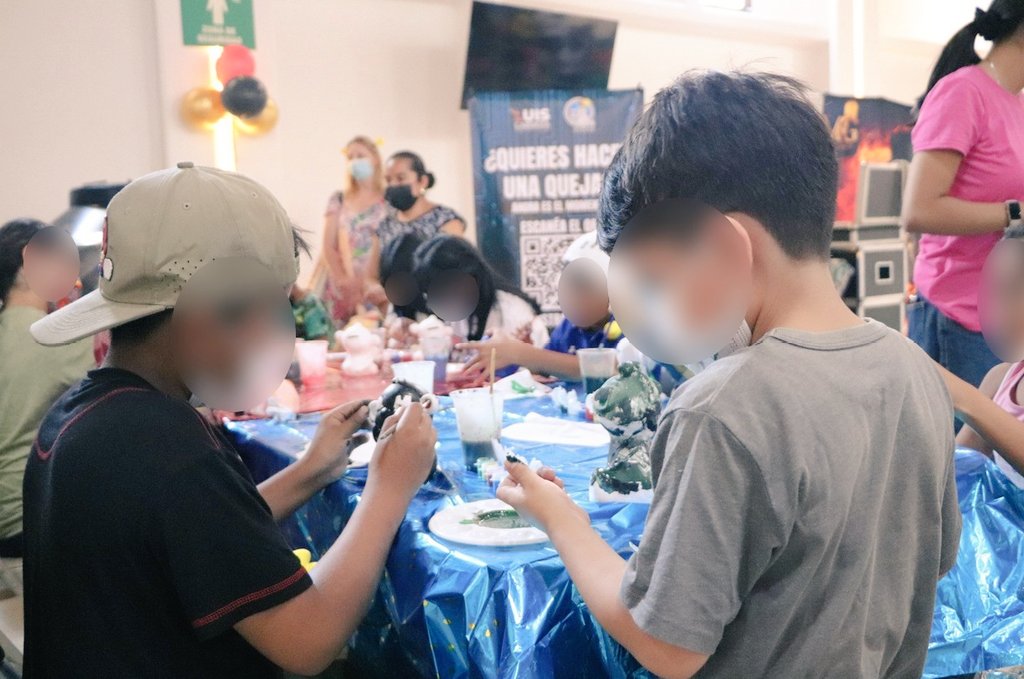 IMSS_Oaxaca's tweet photo. 📌 En el marco del Día de la Niña y el Niño, el #IMSSOaxaca organizó una emotiva y colorida celebración para los pacientes del #OncoCREAN del #HGZNo.1, con ello se reafirmar el compromiso de cuidar la salud física y emocional de los niños en tratamiento oncológico. 👦🏼👧🏼🎊
#CSS101 https://t.co/GF78xSh7jD