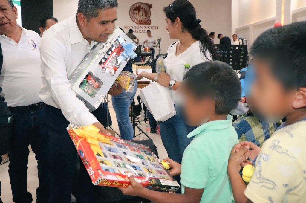 IMSS_Oaxaca's tweet photo. 📌 En el marco del Día de la Niña y el Niño, el #IMSSOaxaca organizó una emotiva y colorida celebración para los pacientes del #OncoCREAN del #HGZNo.1, con ello se reafirmar el compromiso de cuidar la salud física y emocional de los niños en tratamiento oncológico. 👦🏼👧🏼🎊
#CSS101 https://t.co/GF78xSh7jD
