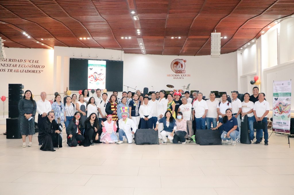 IMSS_Oaxaca's tweet photo. 📌 En el marco del Día de la Niña y el Niño, el #IMSSOaxaca organizó una emotiva y colorida celebración para los pacientes del #OncoCREAN del #HGZNo.1, con ello se reafirmar el compromiso de cuidar la salud física y emocional de los niños en tratamiento oncológico. 👦🏼👧🏼🎊
#CSS101 https://t.co/GF78xSh7jD