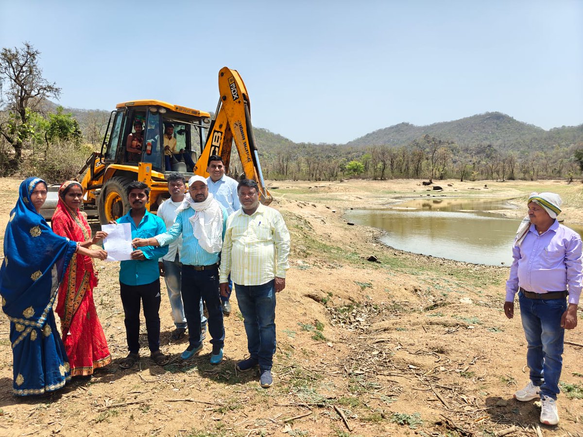 Strengthening Water Resource Management in Jharkhand 💧

Waterbodies rejuvenation activities began on 23rd April 2025 in Manjhiaon Aspirational Block, Garhwa District, Jharkhand. The initiative involves desilting and free carting of silt by farmers—promoting sustainable