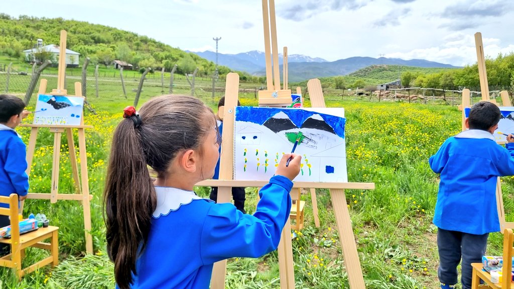 erhnkcr12's tweet photo. Sanat Atölyesi ile doğanın verdiği nimetleri beyaz kağıda aktarma deneyimi yaşadık.
#yuvamcukurca
#maarifmodeli
#mutluokul
@halukcakan12 
@MustafaOzel66 
@bingolmem 
@tcmeb https://t.co/UriMwdMRxX