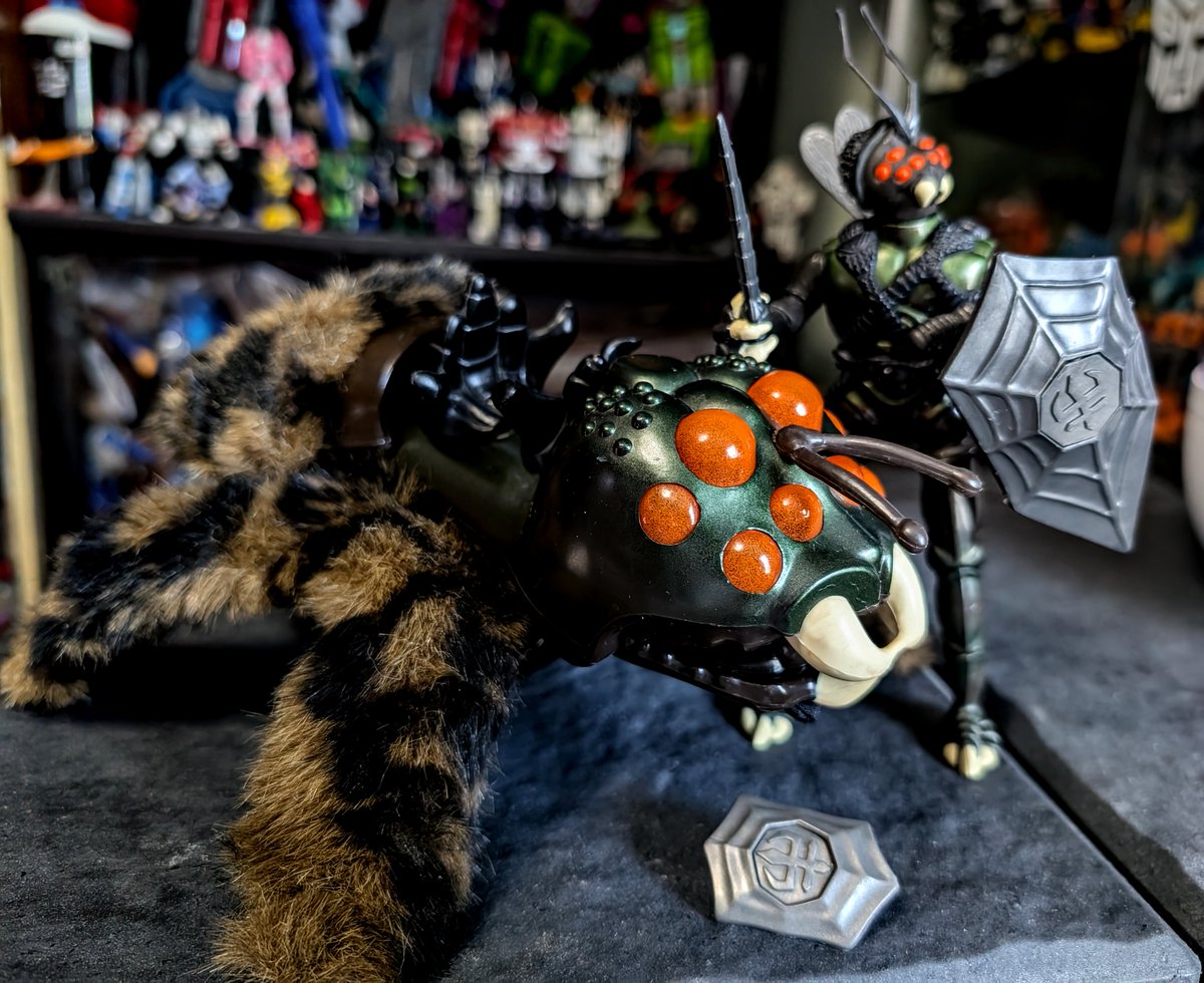 Tallus76photos's tweet photo. I finally found a saddle for Tracula, so my set is now 100% complete. I also received a shield for my Commander Waspax. Happy day.
#sectaurs #colecosectaurs #80skid #80stoys https://t.co/88gAhifiv5
