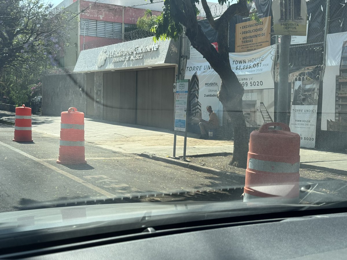DMR230281's tweet photo. @GuadalajaraGob un municipio donde puedes apartar banquetas sin que la autoridad haga absolutamente nada. Un país sin gobierno, Estados y municipios igual. Y somos la 2da ciudad más importante según esto. Lerdo de Tejada y Fco Javier Gamboa. https://t.co/NFldA5qWi3 https://t.co/V4JJYIvDq7