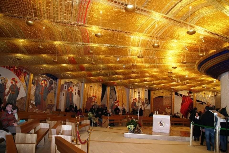susanlett5's tweet photo. #Buonasera...✌️🌸
Sono mosaici stupendi anche se molto scintillanti….è tutto oro quel che luccica... forse troppo troppo oro...
Non posso descrivere lo #stupore che ho provato nel visitare la cripta di San Pio da Pietralcina. Chili e chili d’oro massiccio sul soffitto che potevano sfamare mezzo mondo, racchiusi in una sola stanza in onorificenza di un umile frate che ha sempre vissuto in povertà e semplicità. Tutto l’insieme ha più l’apparenza di una tomba di un grande faraone egiziano che quella di un santo! Oggi un grammo d’oro vale circa 94 Euro, il totale della superficie dei mosaici in oro è di 2mila metri quadrati, quindi ci si può fare un’idea del valore monetario della cripta.
Conoscendo poi il carisma francescano e lo stile di vita dei Padri Cappuccini e la vita di San Pio che prendono come modello di vita la Regola di
#SanFrancesco
questo lavoro è tutto tranne che #francescano!
Devo però ammettere che a livello artisco è una straordinaria opera d’arte dell'architetto #RenzoPiano e, osservandola dal vivo, mi devo sforzare di dimenticare dove mi trovo....solo così posso ammirane e godermi appieno la sua #meraviglia!!!
✍️ Susan Lett
📷: mie
#Santuario #PadrePIo
#Pietralcina
#mercoledì #30aprile2025