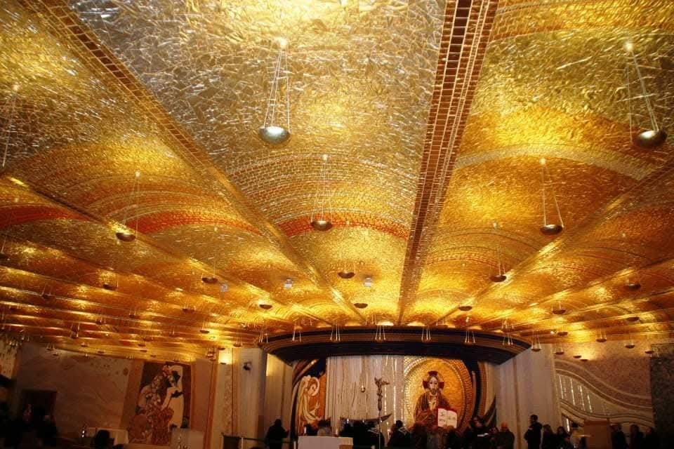 susanlett5's tweet photo. #Buonasera...✌️🌸
Sono mosaici stupendi anche se molto scintillanti….è tutto oro quel che luccica... forse troppo troppo oro...
Non posso descrivere lo #stupore che ho provato nel visitare la cripta di San Pio da Pietralcina. Chili e chili d’oro massiccio sul soffitto che potevano sfamare mezzo mondo, racchiusi in una sola stanza in onorificenza di un umile frate che ha sempre vissuto in povertà e semplicità. Tutto l’insieme ha più l’apparenza di una tomba di un grande faraone egiziano che quella di un santo! Oggi un grammo d’oro vale circa 94 Euro, il totale della superficie dei mosaici in oro è di 2mila metri quadrati, quindi ci si può fare un’idea del valore monetario della cripta.
Conoscendo poi il carisma francescano e lo stile di vita dei Padri Cappuccini e la vita di San Pio che prendono come modello di vita la Regola di
#SanFrancesco
questo lavoro è tutto tranne che #francescano!
Devo però ammettere che a livello artisco è una straordinaria opera d’arte dell'architetto #RenzoPiano e, osservandola dal vivo, mi devo sforzare di dimenticare dove mi trovo....solo così posso ammirane e godermi appieno la sua #meraviglia!!!
✍️ Susan Lett
📷: mie
#Santuario #PadrePIo
#Pietralcina
#mercoledì #30aprile2025