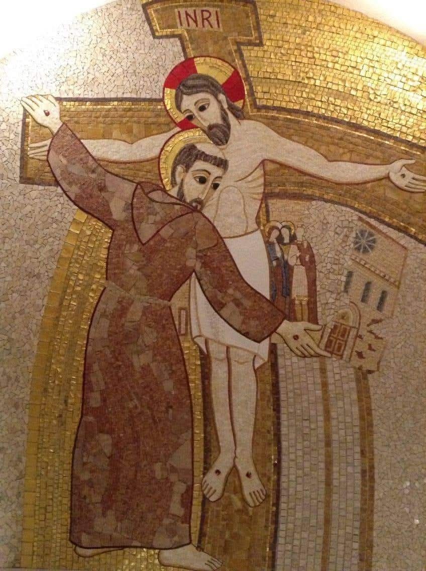 susanlett5's tweet photo. #Buonasera...✌️🌸
Sono mosaici stupendi anche se molto scintillanti….è tutto oro quel che luccica... forse troppo troppo oro...
Non posso descrivere lo #stupore che ho provato nel visitare la cripta di San Pio da Pietralcina. Chili e chili d’oro massiccio sul soffitto che potevano sfamare mezzo mondo, racchiusi in una sola stanza in onorificenza di un umile frate che ha sempre vissuto in povertà e semplicità. Tutto l’insieme ha più l’apparenza di una tomba di un grande faraone egiziano che quella di un santo! Oggi un grammo d’oro vale circa 94 Euro, il totale della superficie dei mosaici in oro è di 2mila metri quadrati, quindi ci si può fare un’idea del valore monetario della cripta.
Conoscendo poi il carisma francescano e lo stile di vita dei Padri Cappuccini e la vita di San Pio che prendono come modello di vita la Regola di
#SanFrancesco
questo lavoro è tutto tranne che #francescano!
Devo però ammettere che a livello artisco è una straordinaria opera d’arte dell'architetto #RenzoPiano e, osservandola dal vivo, mi devo sforzare di dimenticare dove mi trovo....solo così posso ammirane e godermi appieno la sua #meraviglia!!!
✍️ Susan Lett
📷: mie
#Santuario #PadrePIo
#Pietralcina
#mercoledì #30aprile2025