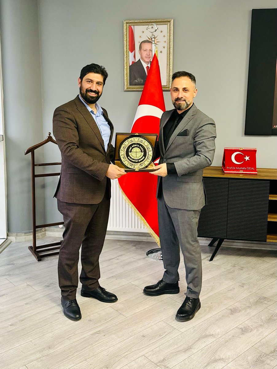gaziantepydv's tweet photo. Gaziantep Yeni Dünya  Vakfı şube yönetimi  olarak Gaziantep Büyükşehir Belediyesi Eğitim Gençlik ve Spor Daire Başkanı görevine başlayan Sayın Prof. Dr. Mustafa ÖZDAL'ı ziyaret ettik. Evsahiplikleri için teşekkür eder, yeni görevlerinde başarılar dileriz. https://t.co/xlG1yrizDw