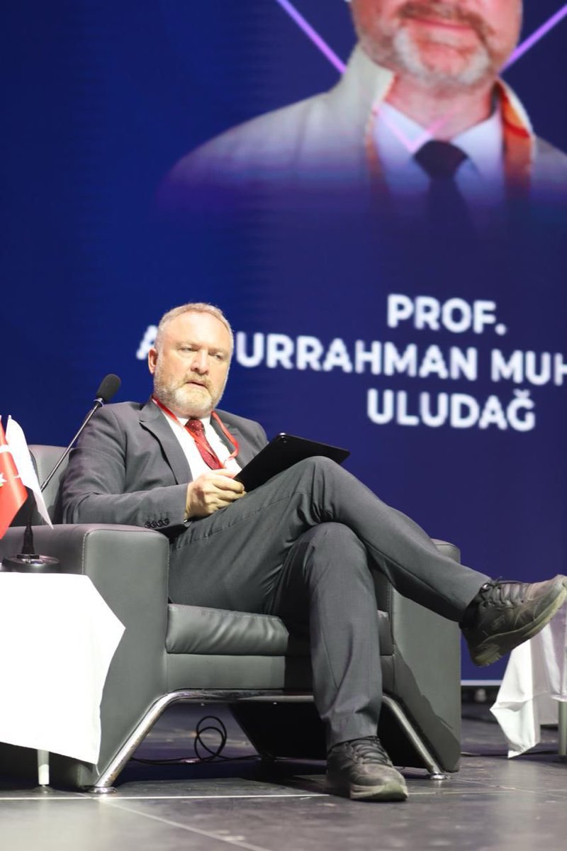 TMaarifVakfi's tweet photo. Uluslararası Fildişi Sahili Okullarımız tarafından düzenlenen Science Fest Abidjan kapsamında gerçekleşen “Gençlik ve Bilimsel Eğitim: Afrika için Fırsatlar ve Zorluklar” panelinde alanında uzman isimler bir araya geldi.

Galatasaray Üniversitesi Rektörü Prof. Dr. A. Muhammed Uludağ, Fildişi Sahili Sanal Üniversitesi Araştırma, Teknolojik Yenilik ve Dış İlişkilerden Sorumlu Başkan Yardımcısı Prof. Odilon Yapo Achiepo, Nangui Abrogoua Üniversitesi Öğretim Üyesi Dr. Charlemagne Nindjin, Fildişi Sahili Yükseköğretim ve Bilimsel Araştırmalar Bakanlığı Değer Yaratma ve Yenilik Direktörü Dr. Charlemagne Nindjin, Fildişi Sahili Millî Eğitim Bakanlığı  Toplumsal Cinsiyet Eşitliği ve Adaleti Direktörü Dr. Georgette Brou'nun katıldığı panelde; yapay zekâ gibi teknolojik gelişmelerin eğitime etkisi, bu dönüşüme uyum süreci, yeni beceri ihtiyaçları ve eğitimde fırsat eşitliği gibi konular ele alındı. Ayrıca bu girişimlerin sürdürülebilirliği ve toplumun tüm kesimlerine yayılması gerektiği vurgulandı.

#ScienceFestAbidjan2025