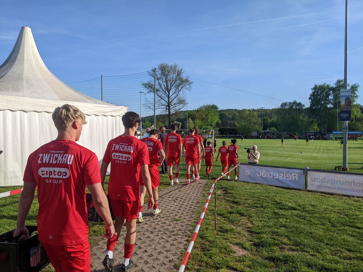 FSVZwickau's tweet photo. 👋🏼 Hallo aus dem Stadion am Vierseitenhof! Wir bestreiten heute ein Freundschaftsspiel anlässlich der Flutlichteinweihung des SV Lok Glauchau-Niederlungwitz...
#SVLFSV https://t.co/THojmhRGpC
