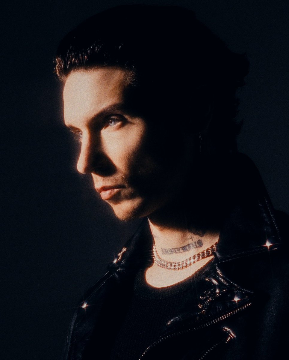 JoshuaShultz's tweet photo. @andyblack make up @screamingbeautyy lighting @profoto camera @canonusa #andybiersack #blackveilbrides https://t.co/0ng8eib5Hg