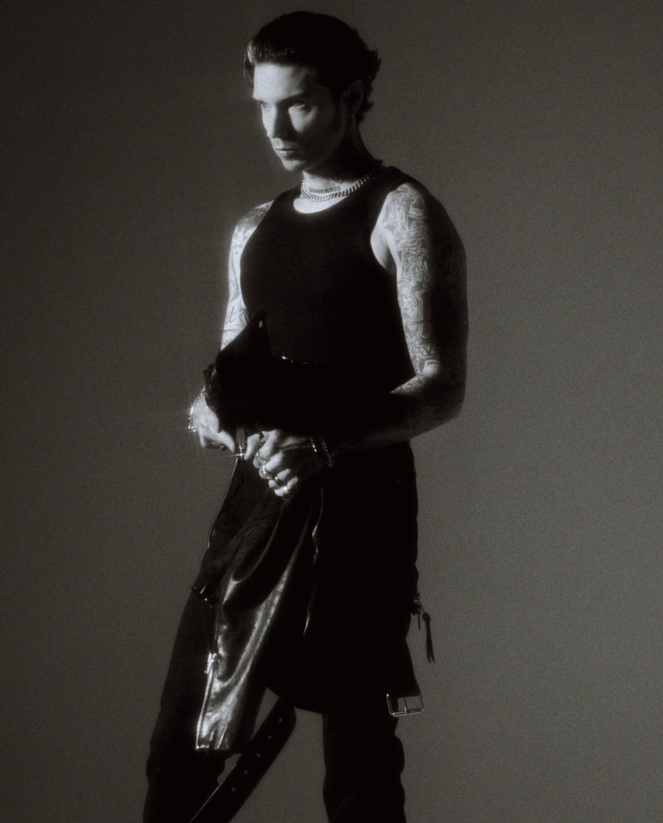 JoshuaShultz's tweet photo. @andyblack make up @screamingbeautyy lighting @profoto camera @canonusa #andybiersack #blackveilbrides https://t.co/0ng8eib5Hg
