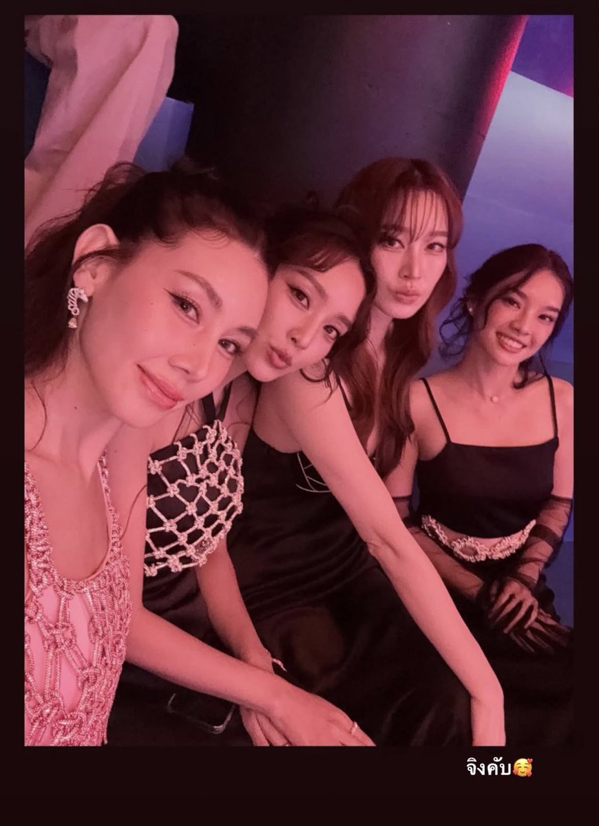 เชอปางกะฐิสา นี่มันสิ่งนั้นมาก 🥴
พี่สาวคนสวยกับน้อนตุวจิ๋วนิ 🤏🏻   

นึกถึงตอนยืนข้างกันในงานโอเคอวอดส์2018เลออ 🥹