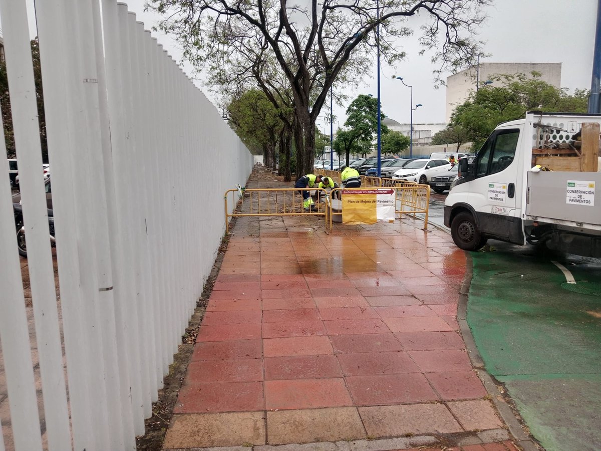 Ayto_Sevilla's tweet photo. 🚧 Durante a estas semanas seguimos actuando en el entorno del @PCTcartuja.

✅ Acometemos mejoras en el acerado para mejorar la accesibilidad y hacer de estas calles espacios más seguros para los peatones tras años de abandono en la zona. https://t.co/Tp1PKwGI7K