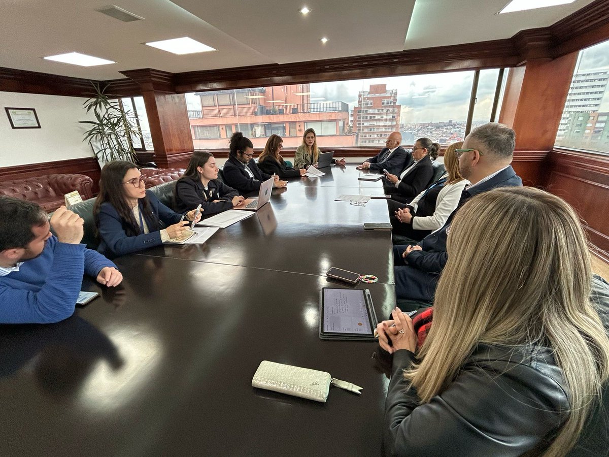 invimacolombia's tweet photo. #Hoy adelantamos mesa de trabajo con la Delegada para la Protección al Consumidor de la
@sicsuper, Carolina Ramírez, para articular acciones relacionadas con la aprobación de la publicidad, con miras a proteger la salud de los ciudadanos.
#InvimaInforma. https://t.co/rrspaaupGz